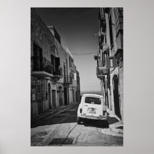 Gammal bil på en gata i Italien med hav Poster