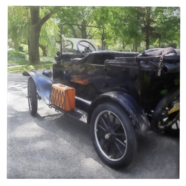 Gammal bilbil med bagagehållare kakelplatta (Framsidan)