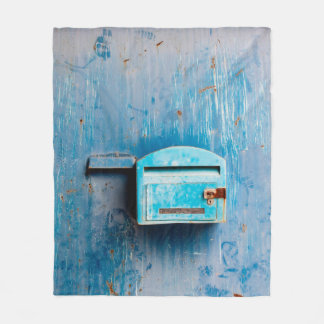 Gammal brevlåda på doorantik, bakgrund, blå ruta fleecefilt