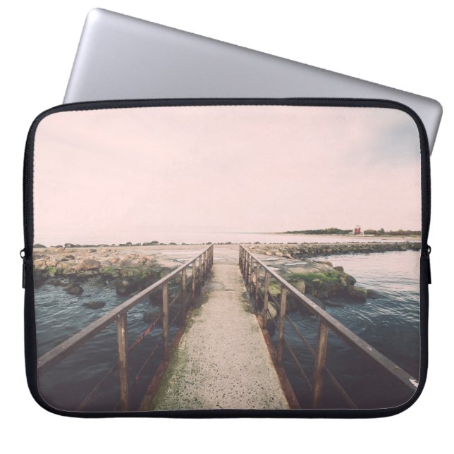 Gammal bro med rostig metall-räls nära havshamnen. laptop fodral (Framsidan)