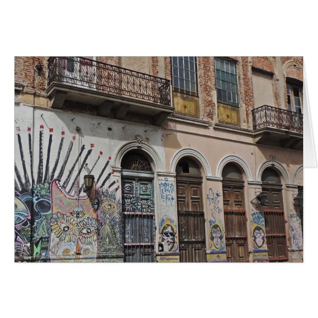 Gammal byggnad med balkonggrafitti & dörrar hälsningskort (Framsidan Horizontal)