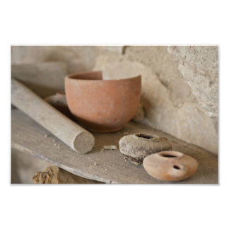 Gammal Carpenter's Shelf with Verktyg and Pottery Fototryck