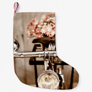Gammal cykel och blommor oskärpa i bakgrunden proc liten julstrumpa