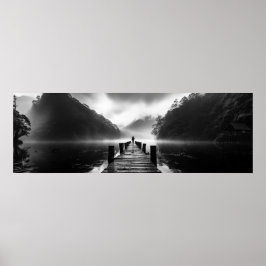 Gammal docka på B&W-foto i sjö - extremt bred Poster