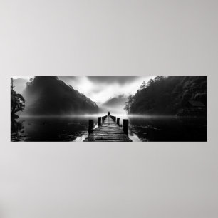 Gammal docka på B&W-foto i sjö - extremt bred Poster