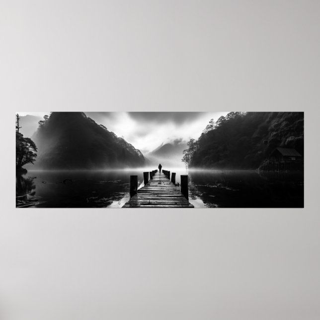 Gammal docka på B&W-foto i sjö - extremt bred Poster (Framsidan)