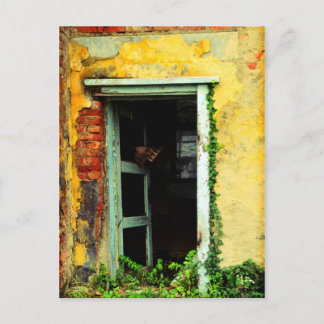 Gammal dörr vid övergivet hus på flygplatsen i Bal Vykort