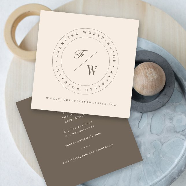 Gammal Dubbla, minimalistisk Frimärke i cirkel Fyrkantigt Visitkort (Classic Double Monogram Circle Stamp Minimalist Square Business Card @ zazzle.com/color_therapy)