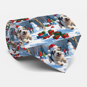 Gammal engelsk herdehund springer i snö julhatt slips