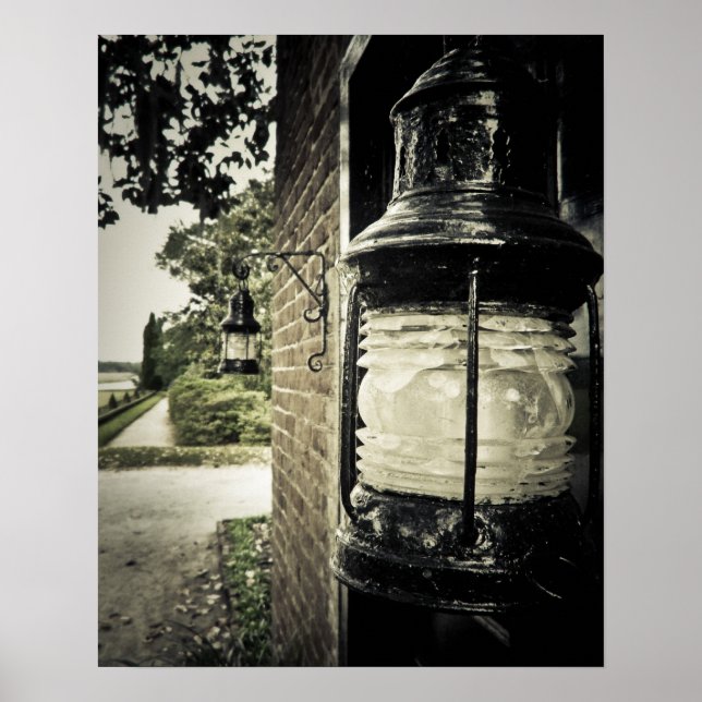 Gammal, fasansfull Lantern på en tegelvägg Poster (Framsidan)