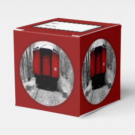 Gammal fashiated Steam Tåg med Red Caboose Favor B Presentaskar