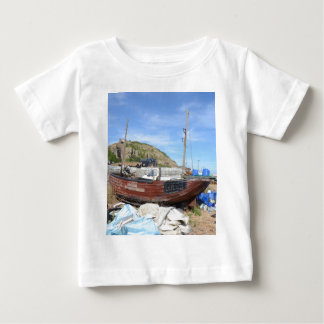 Gammal fiskebåt på stranden t-shirt