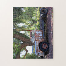 Gammal Flatbedlastbil under ett träd