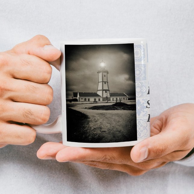 Gammal fyr på en stormig natt kaffemugg (Old lighthouse on a storm night. coffee mug)