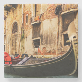 Gammal gondol på floden underlägg sten