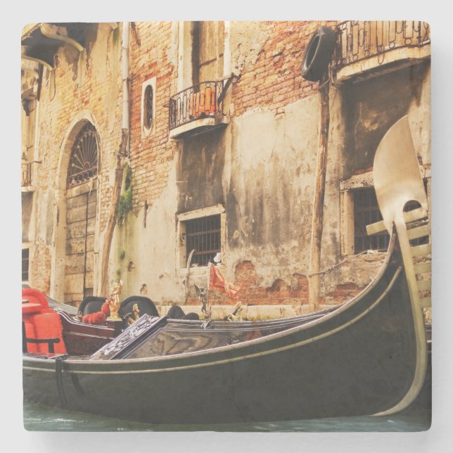 Gammal gondol på floden underlägg sten (Framsidan)