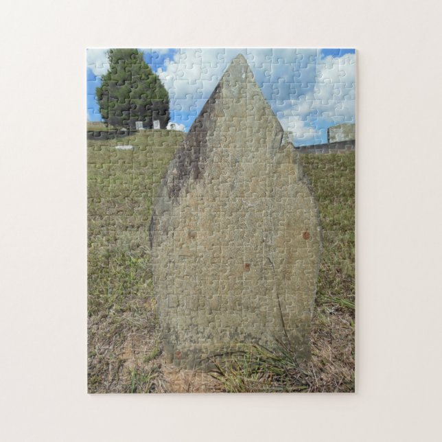 Gammal Gravestone på den Lauada kyrkogården N.C. Pussel (Vertikal)