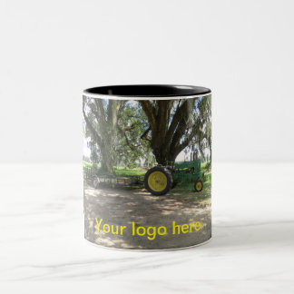 Gammal grön traktorkaffemugg Två-Tonad mugg