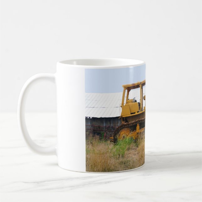 Gammal gul Bulldozer som parkeras i en beta Kaffemugg (Vänster)