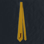 gammal guld färg med monogram slips<br><div class="desc">Den här klassiska fasta färg-slipningen "gamla guld" har ett brunt "J" och är redo för personanpassning med initialer tack vare designern Alma Wad.</div>