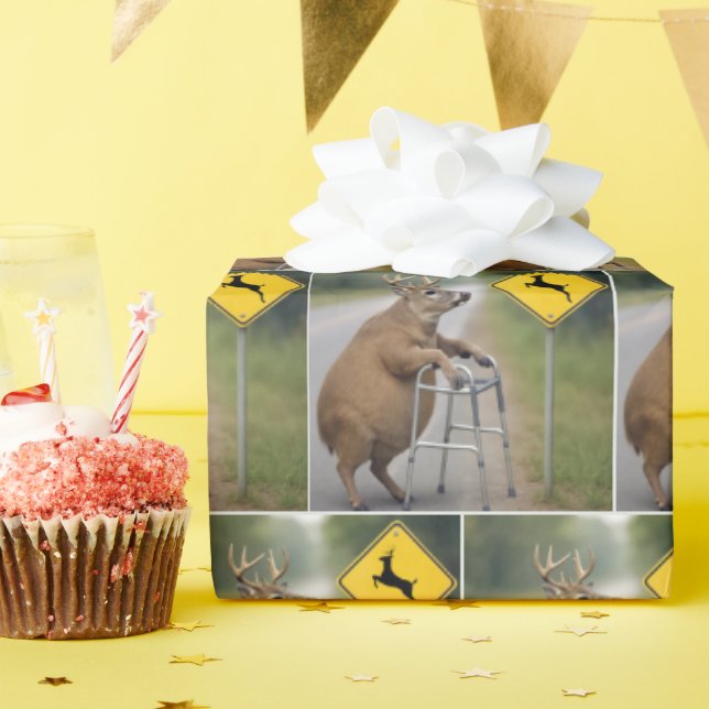 Gammal Hjort som leker på en Walker Presentpapper (Födelsedagsfest)