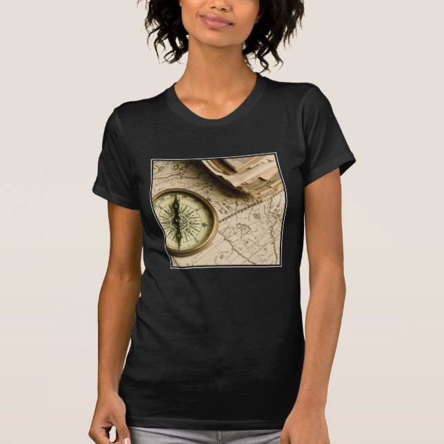 Gammal kompass över forntida karta tee shirt (Framsida)