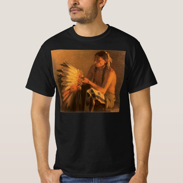 Gammal krigshuvudbonad av Joseph Henry Sharp T-shirt (Framsida)