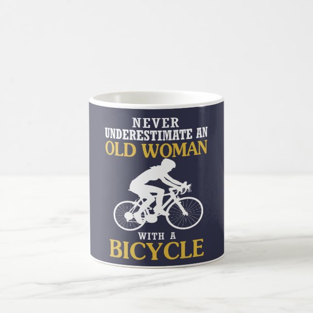 GAMMAL KVINNA MED EN CYKEL KAFFEMUGG (Center)