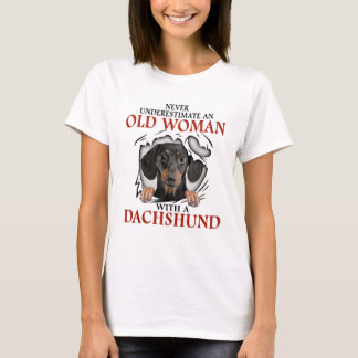 Gammal kvinna med en dachshund t shirt