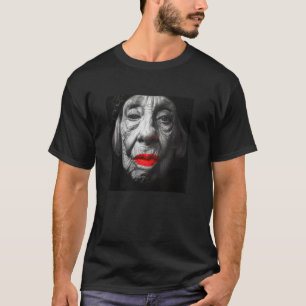 Gammal kvinna med röda läppar, påstående t shirt