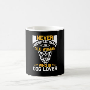 gammal kvinna som är hundälskare kaffemugg