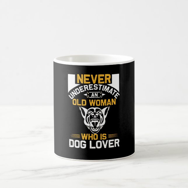 gammal kvinna som är hundälskare kaffemugg (Center)
