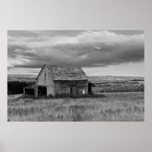 Gammal ladugård med "svartvit " himmel, poster