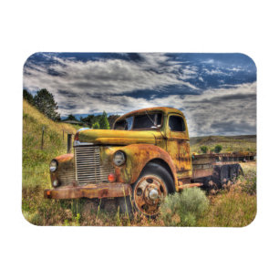 Gammal lastbil övergiven i fält magnet