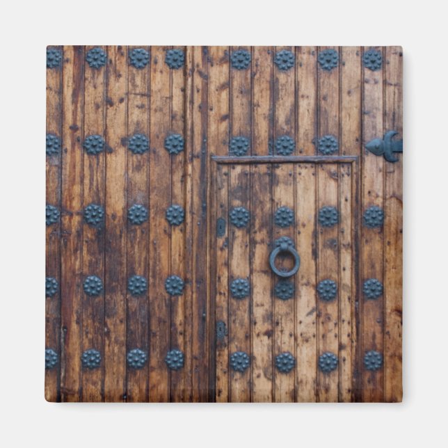 Gammal liten dörr inom stora dörrar magnet (Framsidan)