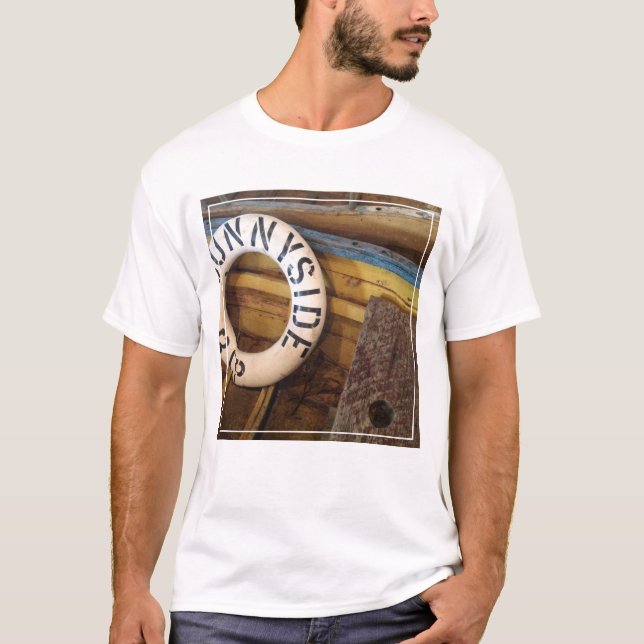 Gammal livPreserver i en övergiven Cannery T Shirt (Framsida)