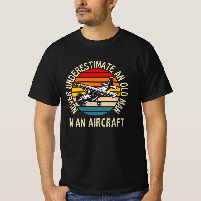 Gammal man i en flygplanspilot t shirt (Framsida)