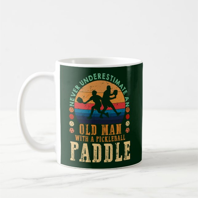 Gammal Man Med En Pickleball-Paddel Bästa Gåvan Kaffemugg (Vänster)