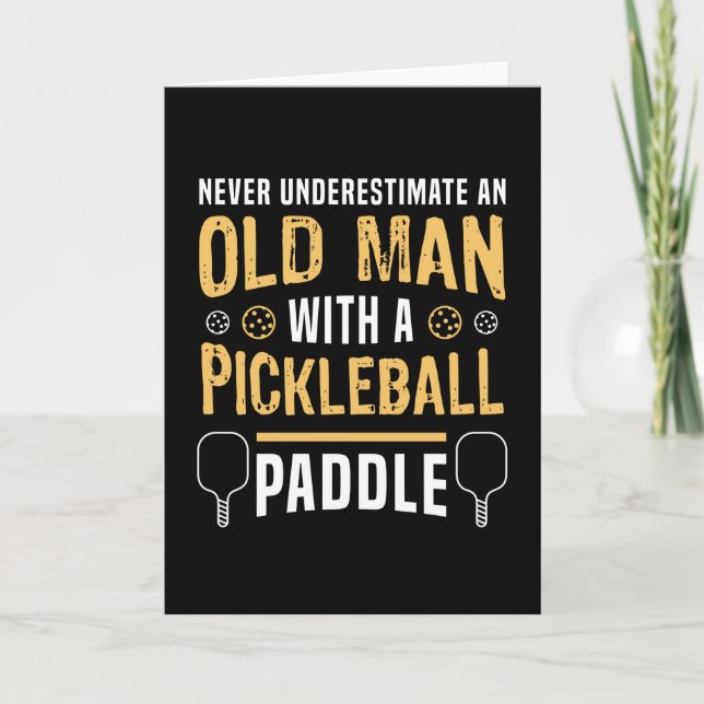 Gammal man med en Pickleball-paddle-gåva Kort (Framsida)