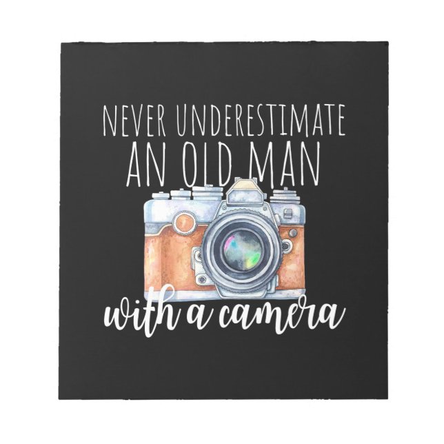 Gammal man med kamera anteckningsblock (Framsida)