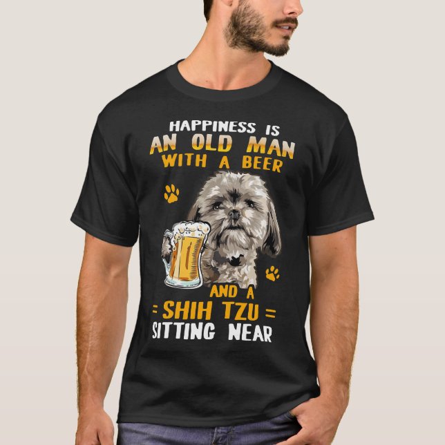 Gammal man med öl och en Shih Tzu Sitta nära T Shirt (Framsida)