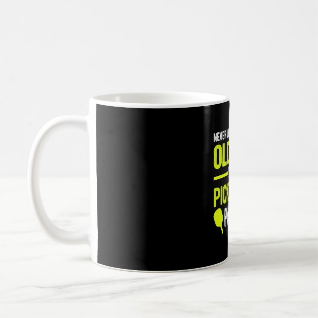 Gammal man med Pickleball Paddle-ynklig Manar Kaffemugg (Vänster)