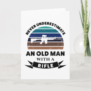 Gammal man med Rifle Funny Gun Gift Pappa Kort