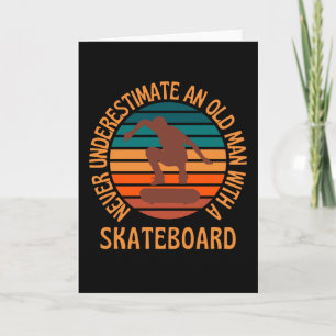 Gammal man med skateboard kort
