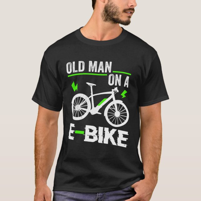 Gammal man på en E Bike Electronic Bicycle Sports  T Shirt (Framsida)