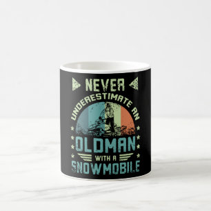 Gammal man på en smula kaffemugg