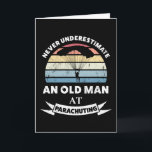 Gammal man vid Parachuting Funny Gift Pappa Kort<br><div class="desc">Underskatta aldrig en gammal man vid Parachuting. En underbar gåva idealisk för manar som kärlek skydiving och extrem sport. Hämta den som julklappar,  födelsedags- eller fars dag-gåvor till make eller pappa.</div>