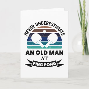 Gammal man vid Ping Pong Funny bord tennis Gift Pa Kort
