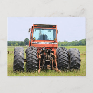 Gammal Massey Cab-modelltraktor i Fält Vykort