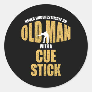 Gammal med Cue Stick Bassäng Player Runt Klistermärke